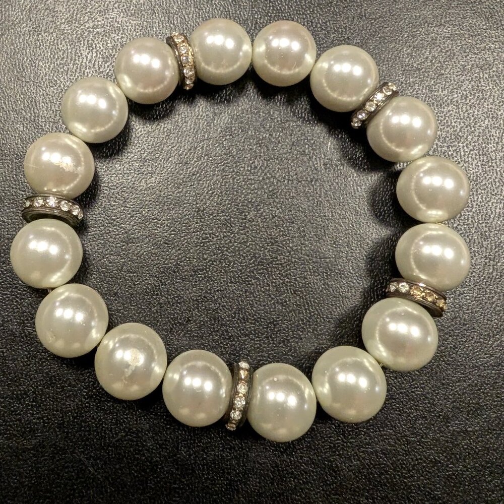Beautiful soft white faux pearl bracelet.